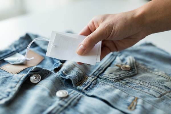 Etikett an Jeansjacke Etikett an Jeansjacke