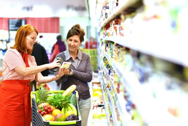 Beratung beim Einkaufen im Supermarkt