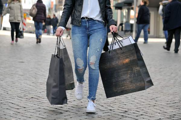 Frau beim Shopping am verkaufsoffenen Sonntag