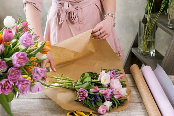 Festlicher Blumenstrauss wird verpackt