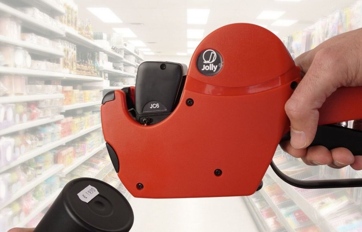 Handauszeichner bei der Preisauszeichnung