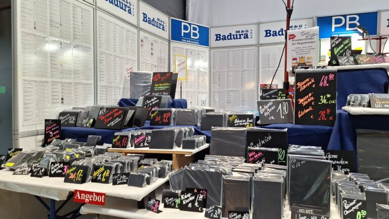 Preisschilder und Stifte am Messestand von PB-Onlinehandel auf der Intergastra 2026